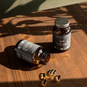 Genviten Omega-3 kapsulės stiklinėje pakuotėje, 90 kapsulių trigliceridų formos, aukštos EPA ir DHA koncentracijos, pagaminti Norvegijoje, su žemu TOTOX rodikliu ir be žuvies poskonio.